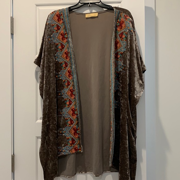 Jackets & Blazers - Beautiful Retro boho Taupe Crushed Velvet Kimono with an embroidered Trim ! OS